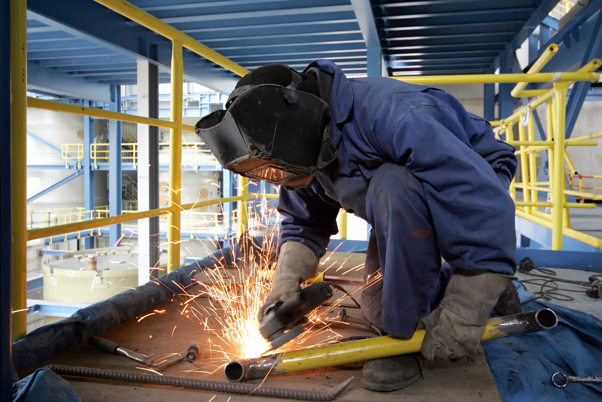 Schweißer während Schweißarbeiten