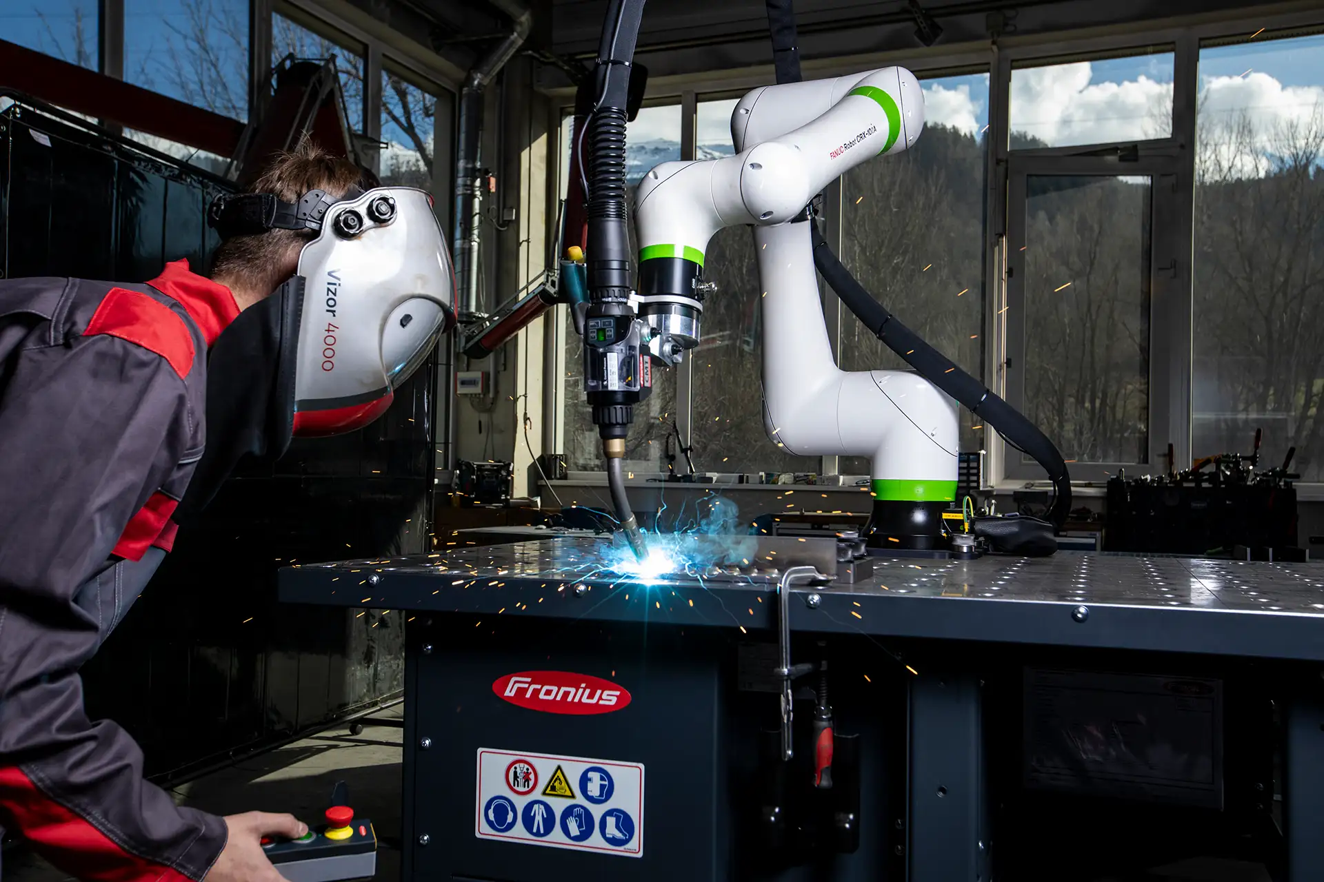 Schweißer während Schweißarbeiten