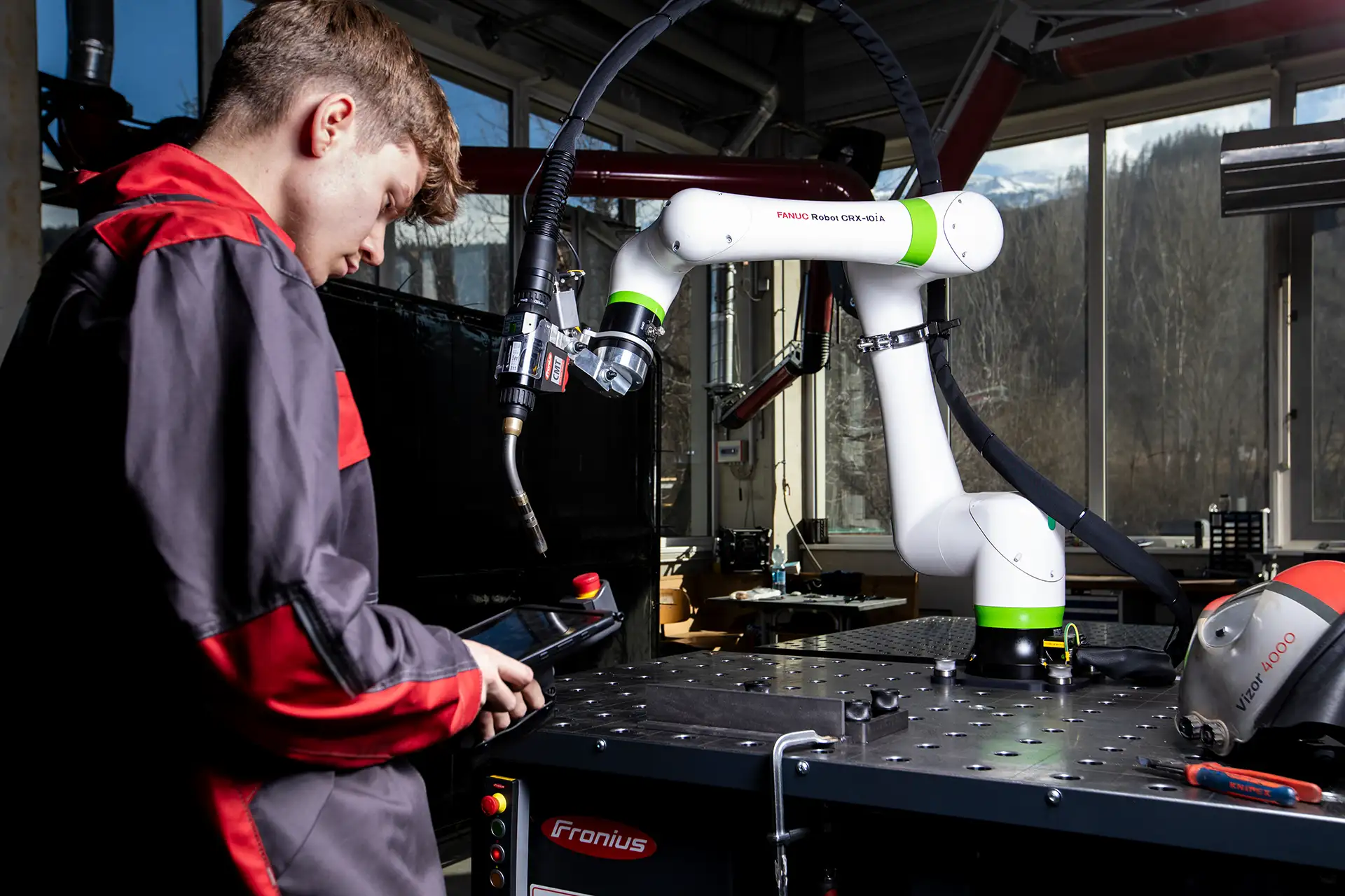 Schweißer in Schutzausrüstung während Schweißarbeiten