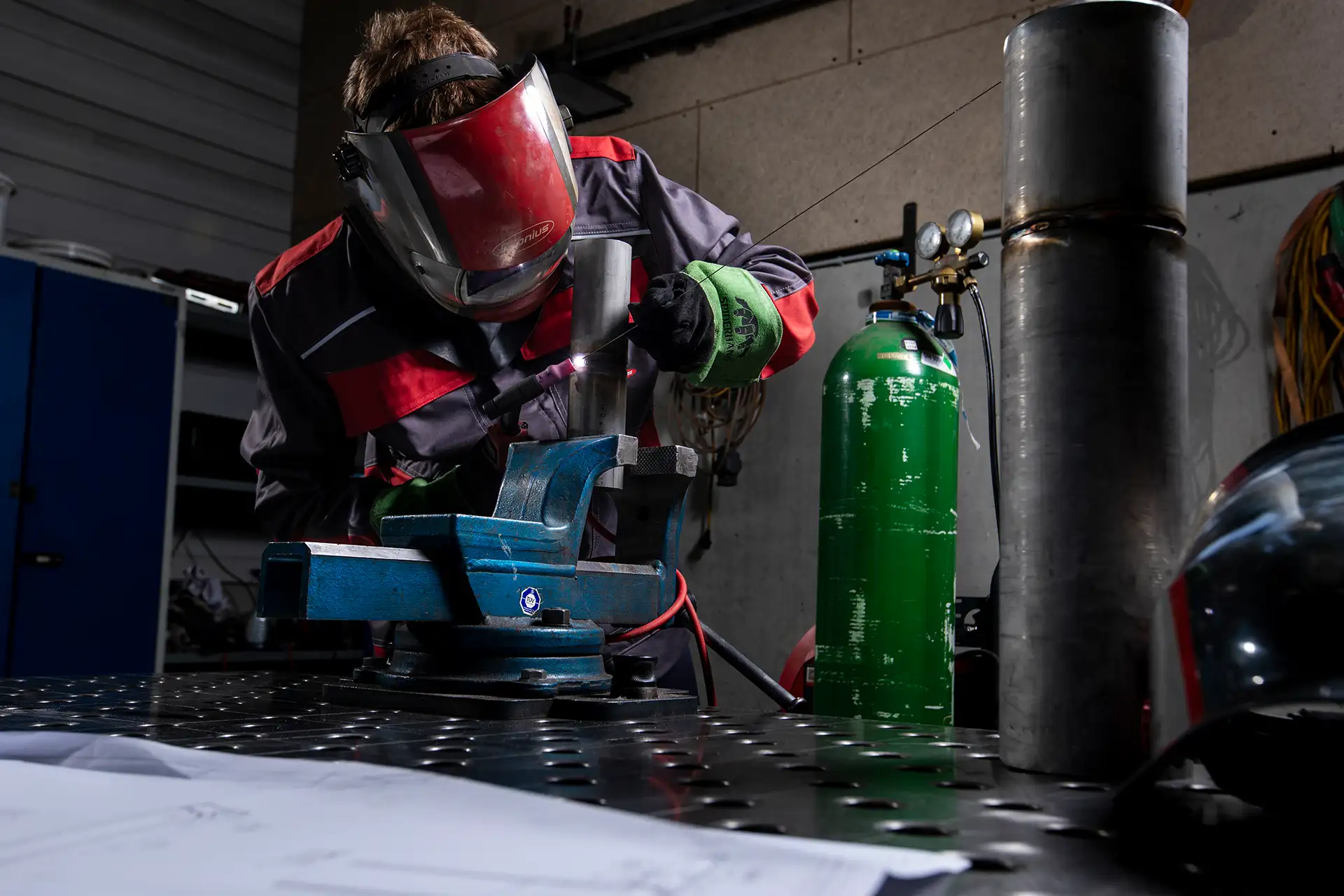 Schweißer während Schweißarbeiten